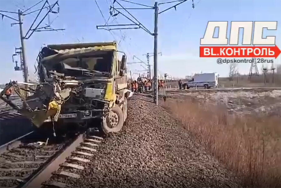 ЧП в Амурской области грузовик столкнулся с поездом Есть пострадавший видео