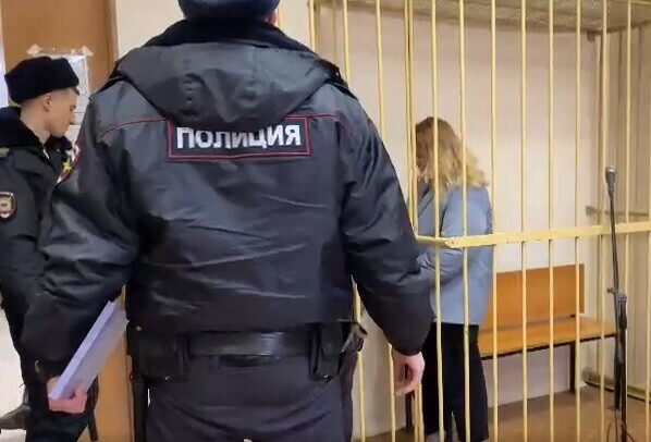 Уроженка Приамурья попыталась кинуть коктейль Молотова в вывеску избирательного участка в СанктПетербурге