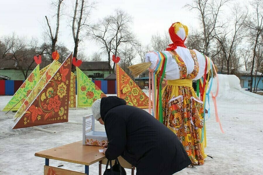 Благовещенск проводит Масленицу большим праздником лотереей и угощением блинами