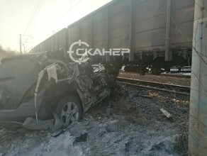 Появились фото искореженного автомобиля который столкнулся с поездом в Амурской области и спровоцировал сход вагонов