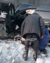 В Приамурье очевидцы сняли на видео автомобиль и пострадавшего водителя вскоре после столкновения с поездом