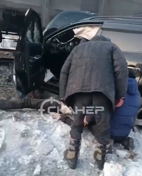 В Приамурье очевидцы сняли на видео автомобиль и пострадавшего водителя вскоре после столкновения с поездом