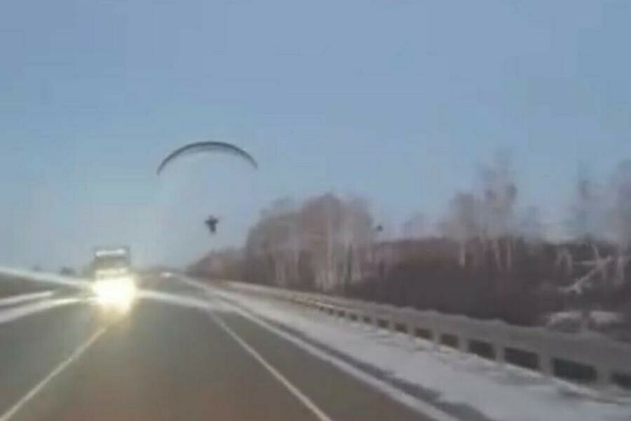Над свободненской трассой вблизи машин пролетел парашютист видео