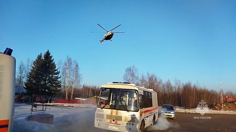 На амурский рудник Пионер где под завалами находятся 13 шахтеров прибыли горноспасатели МЧС России видео