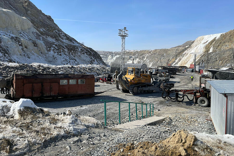 Семьи горняков остающихся под завалами на руднике Пионер приедут в Амурскую область на место ЧП