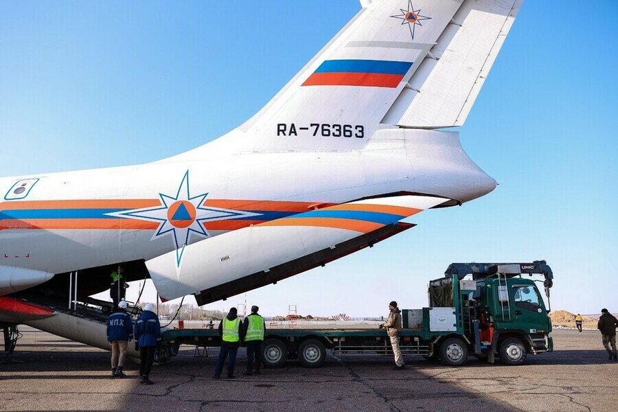 Для проведения спасательной операции на рудник Пионер привезли водолазное оборудование