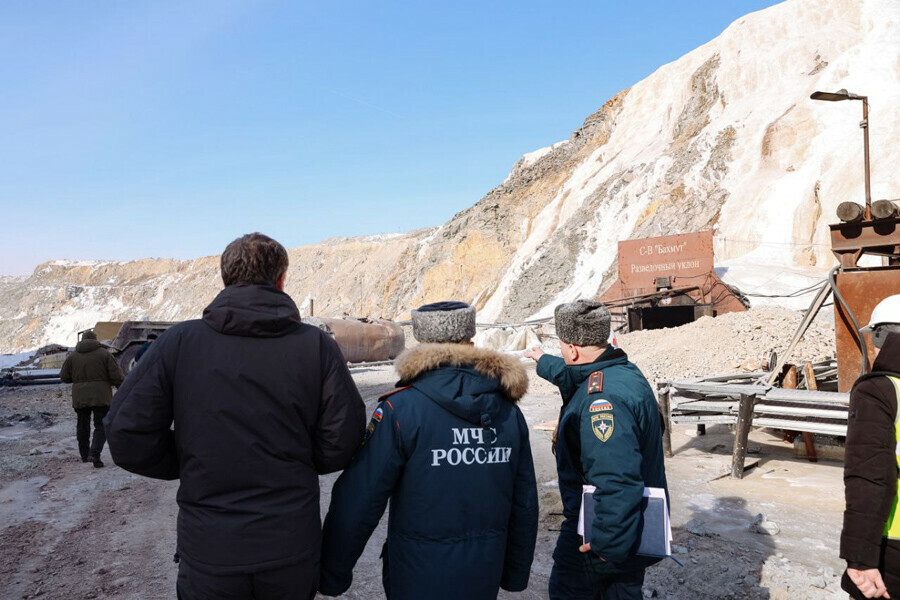 В заваленную шахту на руднике Пионер где находятся люди пробурят еще одну скважину