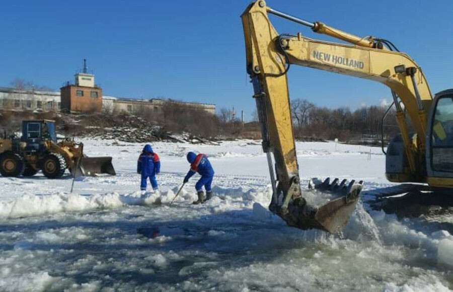 Сотрудники АКС работают на льду Амура чтобы не было перебоев в подаче питьевой воды 