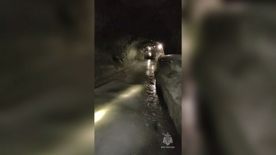 На месте обвала на руднике Пионер при помощи буровой установки пройдено 53 метра видео