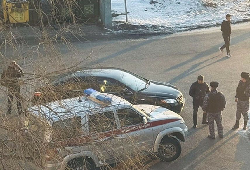 В ПетропавловскеКамчатском мужчина взял женщину в заложницы Полиция готовит штурм