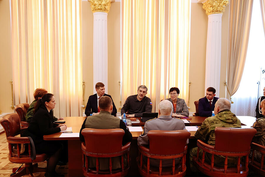 Люди похожие на амурчан губернатор Приамурья встретился с гостями из ДНР фото