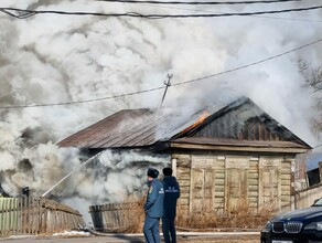 В Благовещенске огонь охватил жилой дом возможно есть погибшие фото видео