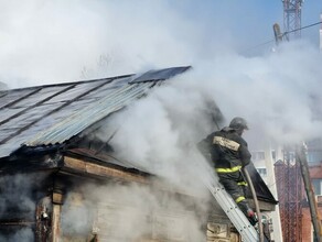 Боролись с огнем несмотря на нулевую видимость изза едкого дыма как огнеборцы тушили жилой дом в центре Благовещенска фото видео
