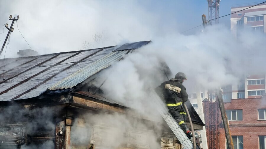 Боролись с огнем несмотря на нулевую видимость изза едкого дыма как огнеборцы тушили жилой дом в центре Благовещенска фото видео