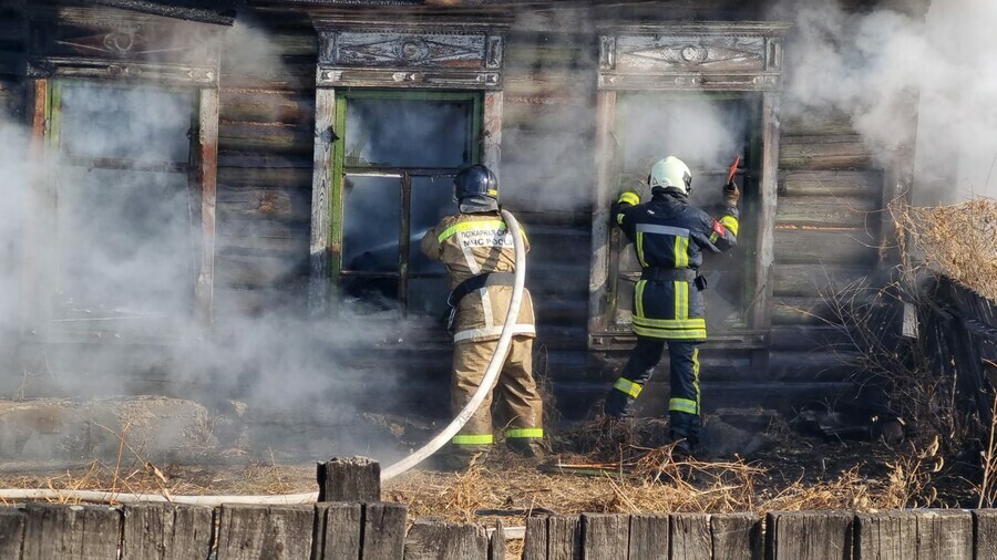 В сгоревшем доме в центре Благовещенска нашли троих погибших людей