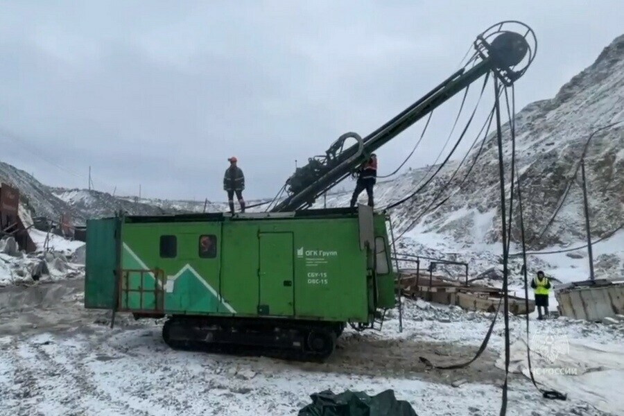 Четвертая буровая установка которая ускорит спасательные работы прибыла на рудник Пионер в Приамурье видео 