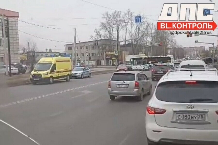 Пассажирский автобус в Благовещенске сбил ребенка и женщину 