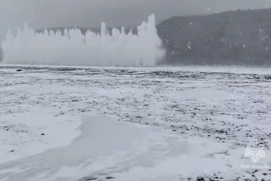 На участке Амура спасатели показали масштабный подрыв льда видео