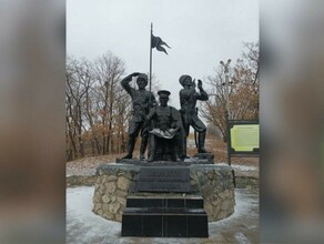Памятник казакампервопоселенцам в Верхнеблаговещенском восстановили после нападения вандалов фото