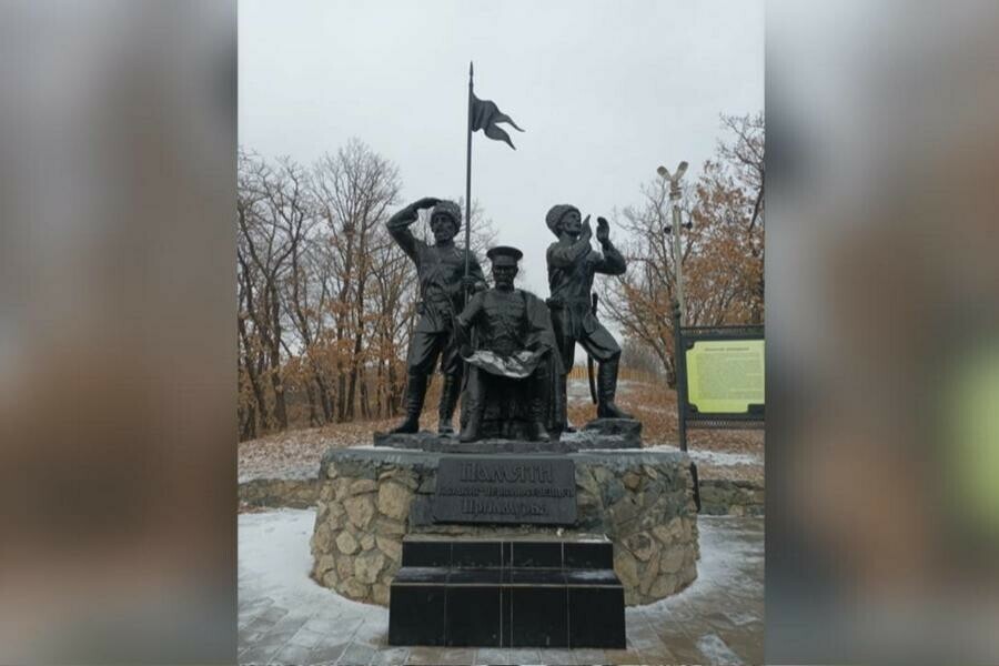 Памятник казакампервопоселенцам в Верхнеблаговещенском восстановили после нападения вандалов фото