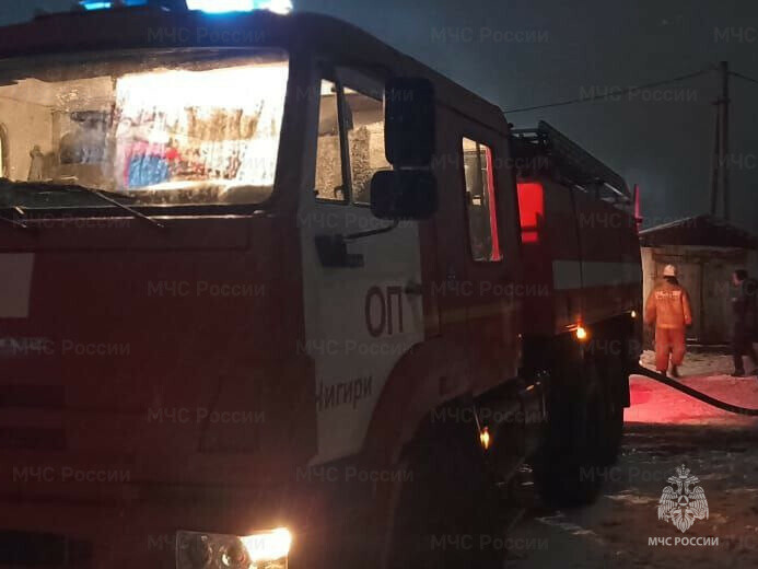 Три пожарных машины тушили в Чигирях гаражи
