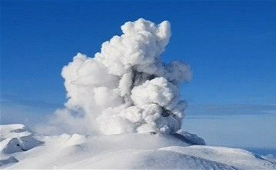 На Дальнем Востоке проснулся крупный вулкан и выбросил пепел на 2 километра
