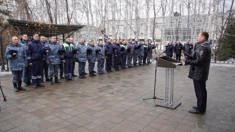 Вернувшиеся с Северного Кавказа полицейские почтили минутой молчания жертв теракта в Крокус Сити Холле фото видео
