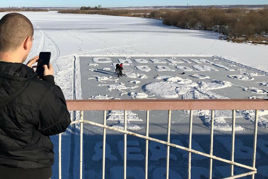 На Амуре у моста в Китай планируют рисовать ледовые картины в стиле открыток деда Валерия