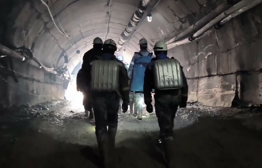 Работы внутри шахты на руднике Пионер остановлены видео