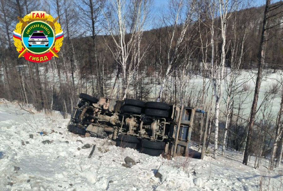 В Амурской области на федеральной трассе Лена погиб водитель КамАЗа