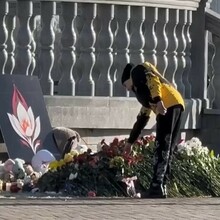 Блогер из Хэйхэ показала в китайских соцсетях стихийный мемориал в Благовещенске в память о жертвах теракта в Крокус Сити Холле