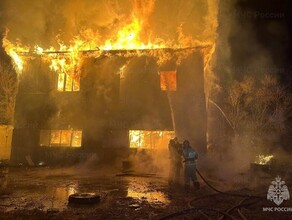 Пожар который проглотил двухэтажное здание тушили в Свободном 