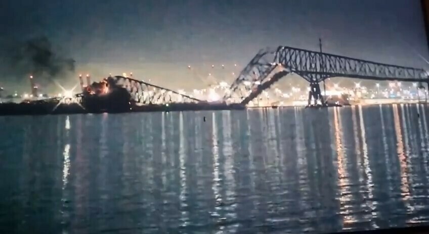 В США обрушился автомобильный мост видео