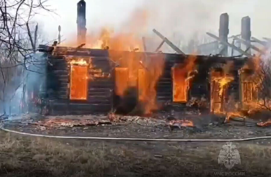 Сильный пожар тушили в Свободном видео