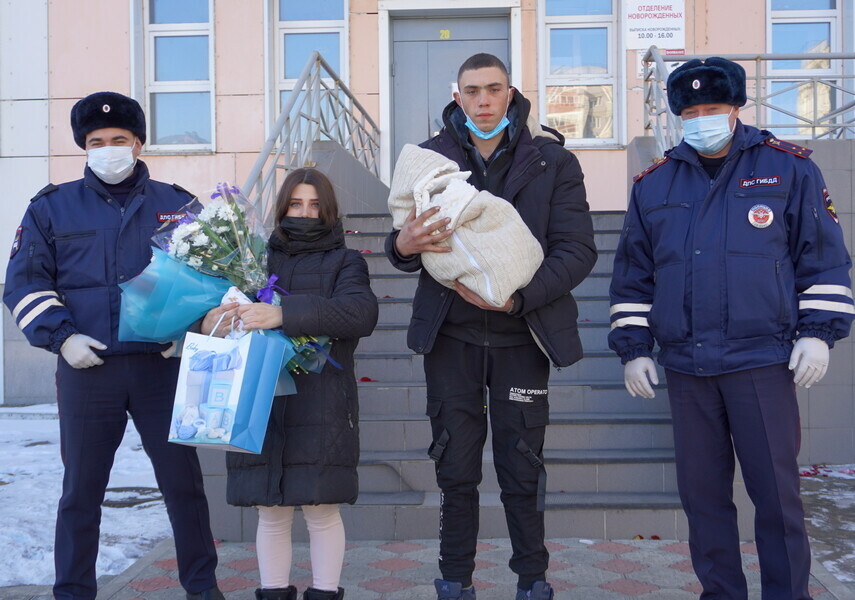 Благовещенские сотрудники ДПС помогли женщине у которой в машине начались роды фото видео