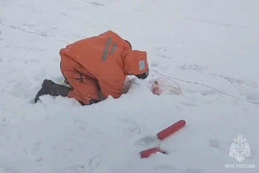 Амурские специалисты МЧС в снегопад подорвали лед реки видео 