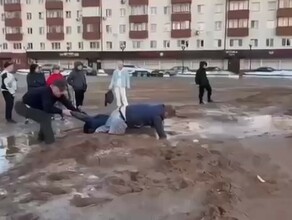 В подмосковном Солнечногорске дети застряли в трясине прямо на городской площади видео