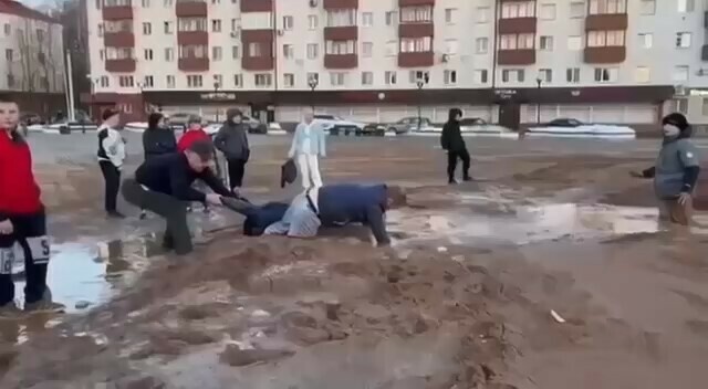 В подмосковном Солнечногорске дети застряли в трясине прямо на городской площади видео