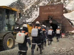 На рудник Пионер привезут родственников горняков Аварийноспасательные работы продолжаются видео