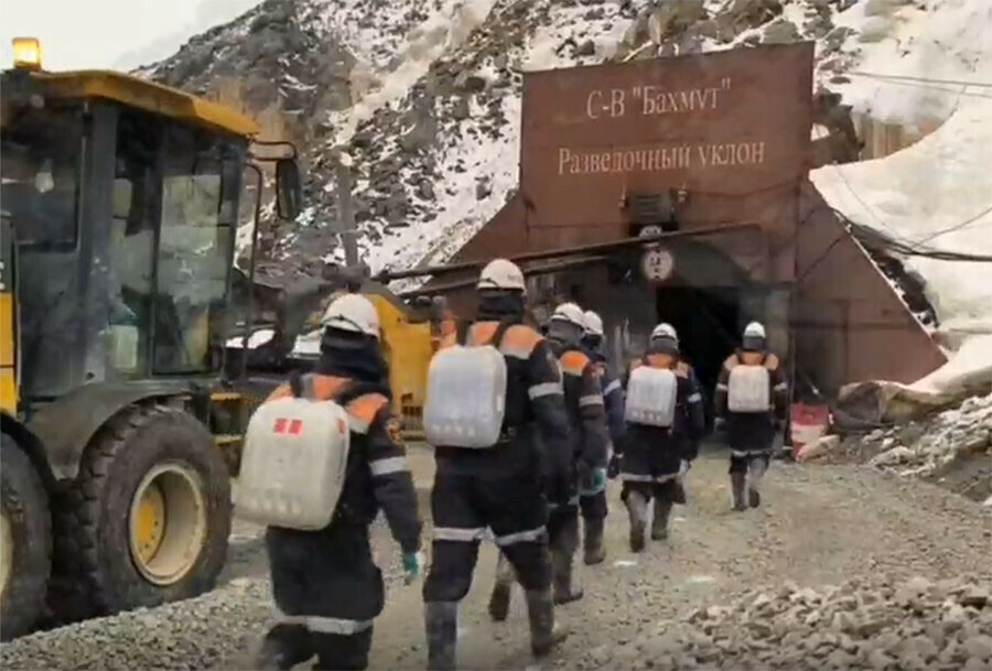 На рудник Пионер привезут родственников горняков Аварийноспасательные работы продолжаются видео
