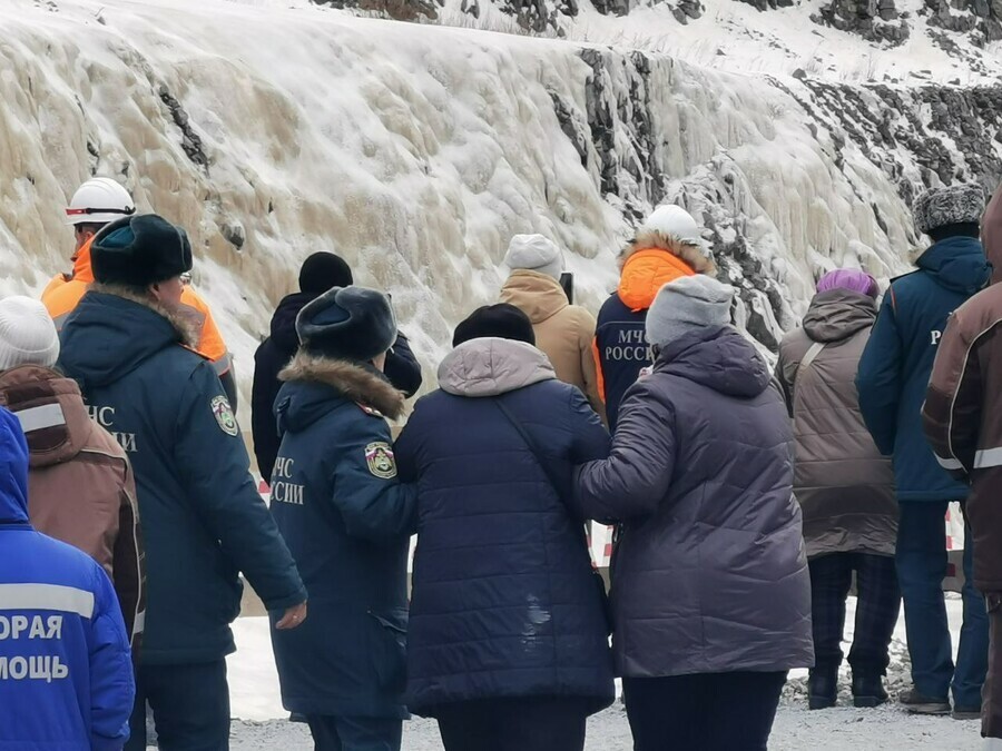 Родственникам заблокированных в шахте горняков на руднике Пионер впервые показали место где случилось ЧП 