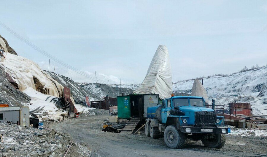 На руднике Пионер где заблокированы горняки стали известны результаты бурения пятой и шестой скважин