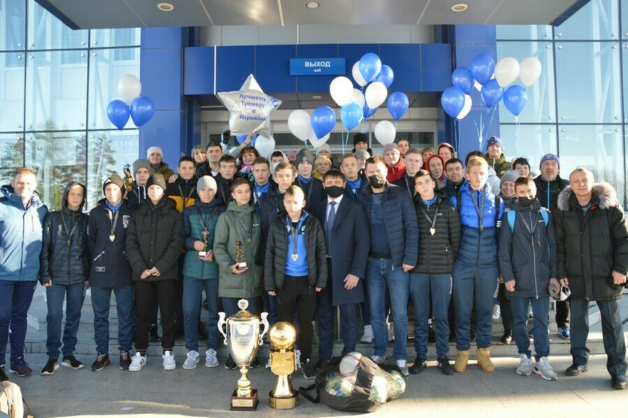 Амурские чемпионы турнира Кожаный мяч вернулись в Благовещенск фото