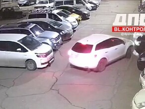 В Благовещенске водитель протаранил авто на парковке и без стеснения скрылся