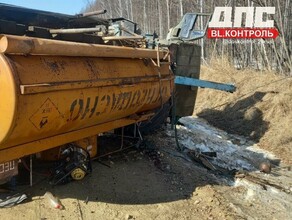 На трассе в Амурской области опрокинулся бензовоз