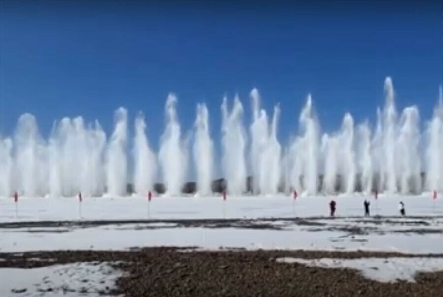 На 10метровую высоту взлетает лед при взрывах напротив Магдагачинского района видео