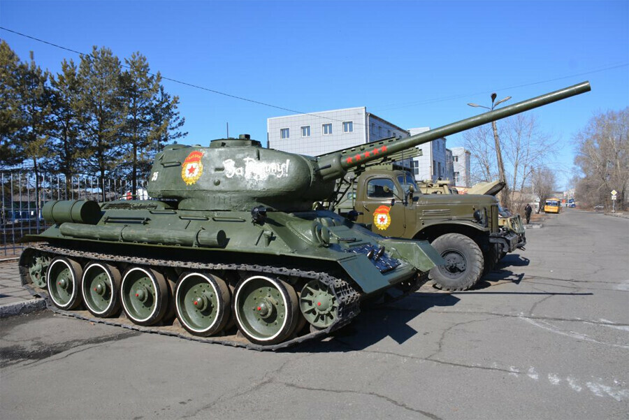 В Белогорске на площади выставили легендарный танк Т34 В честь какого события фото  