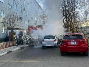 Машина сгорела во дворе Благовещенска фото 