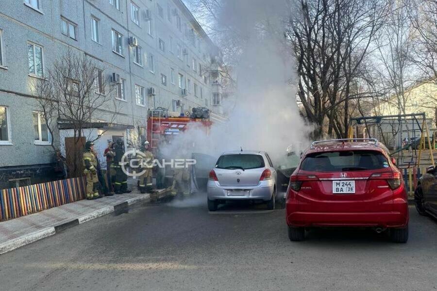 Машина сгорела во дворе Благовещенска фото 