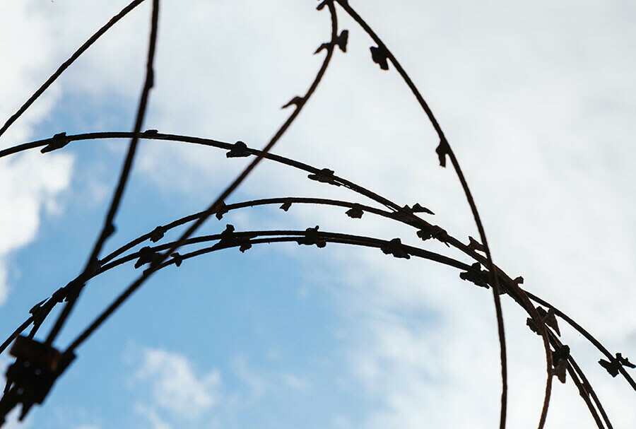 Заключенным с нарушениями в психике и склонностью к побегу в амурских колониях отменили конвой